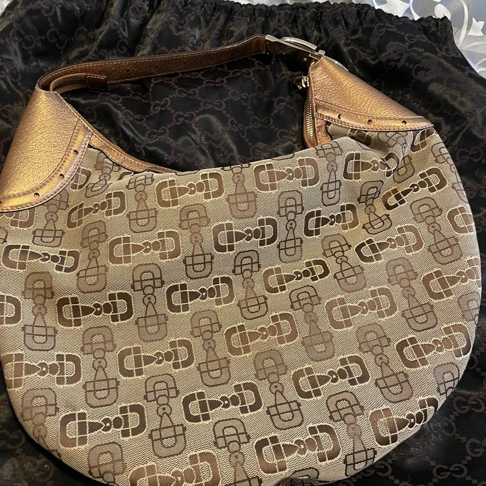 ABSOLUTELY AUTHENTIC GUCCI SHOULDER BAG